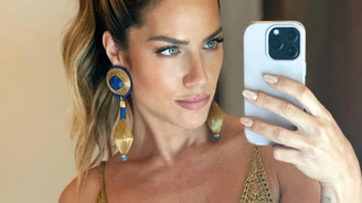 Ewbank exibe tanquinho em vestido com transparência (Reprodução/Instagram/@gioewbank)