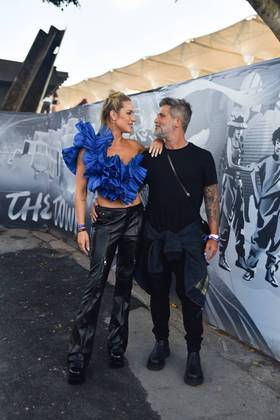 Durante um festival de música em São Paulo, no começo deste mês, Giovanna Ewbank, que recentemente fez uma cirurgia no nariz, apostou em um cropped azul assimétrico e cheio de babados. Ela combinou a peça com uma calça preta de cintura baixa e botas de salto plataforma