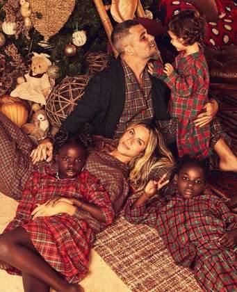 Giovanna Ewbank e Bruno Gagliasso apostaram em um look combinando para esse Natal e postaram junto dos filhos.