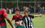 Giovanna joga entre os garotos porque o Botafogo não possui categoria de base feminina. Eventualmente, porém, ela integra atividades da equipe profissional feminina do Alvinegro