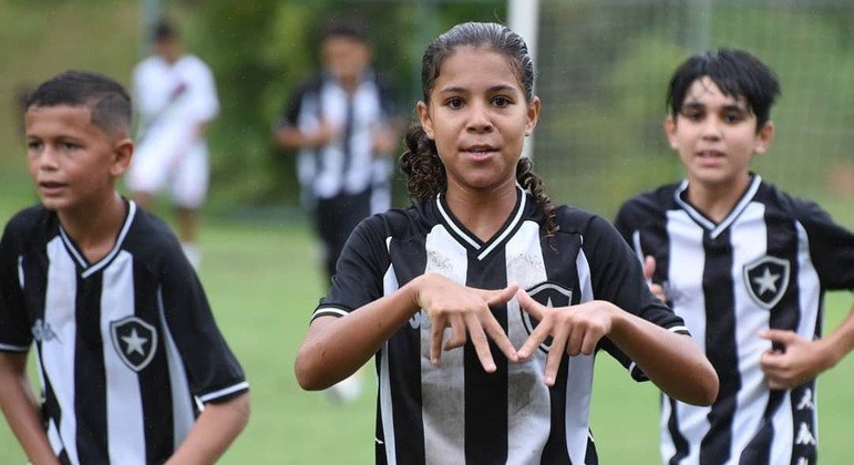 Giovanna Waksman, de 12 anos, é camisa 10 do sub-12 do Botafogo
