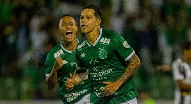 Giovanni Augusto comemora o primeiro gol do Guarani sobre o Santos