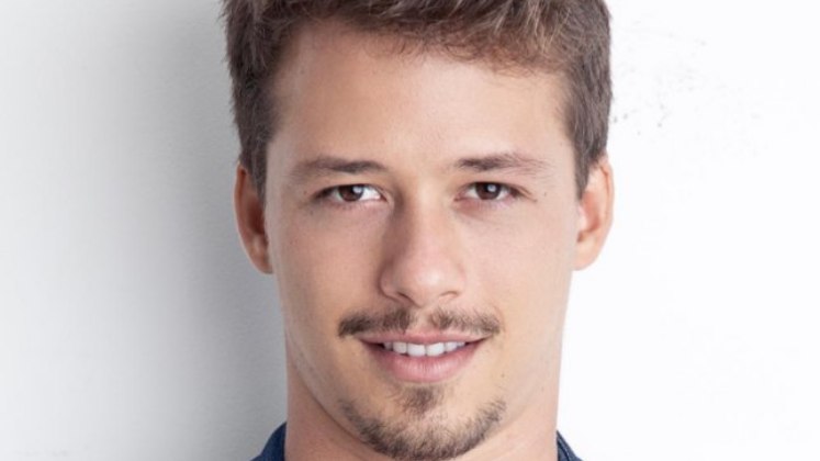 Com experiências no teatro, cinema e na TV, Giovanni Dopico estreia sua primeira novela bíblica na Record TV. Confirmado no elenco de Reis, o ator já se prepara para o novo desafio. Será que vem aí um mocinho ou vilão?