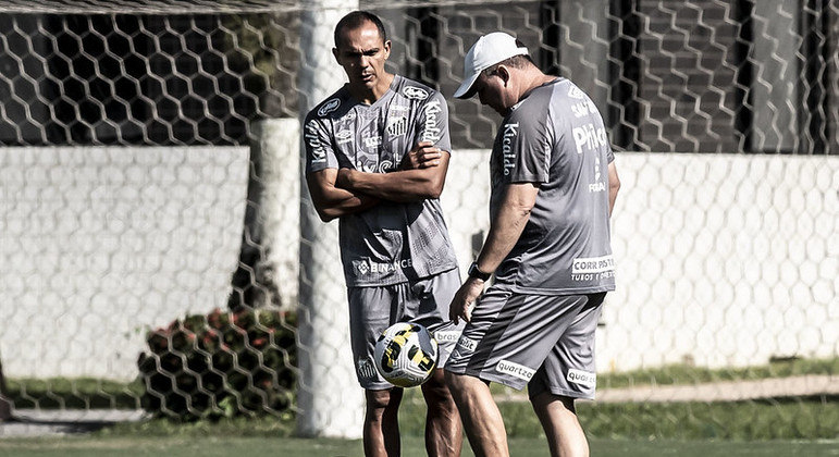 Giovanni e Marcelo Fernandes durante treino do Santos no CT Rei Pelé