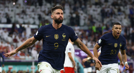 Olivier Giroud e Mbappé formam ataque da França
