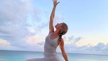 Gisele Bündchen posa como estátua ao fazer ioga em praia paradisíaca