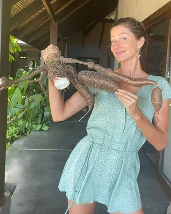 A modelo também faz questão de ter um estilo saudável e tem um chef particular responsável pela alimentação dela e de toda sua família. Ainda em fevereiro, ela publicou uma foto fazendo pose com uma mandioca que plantou em casa. 