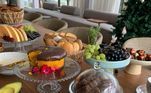 A modelo também publicou na web fotos de algumas das delícias que ela e a família têm comido durante as férias, como várias frutas frescas e bolos, e mostrou uma mesa digna de cena de novela