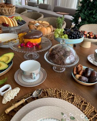 A modelo também publicou na web fotos de algumas das delícias que ela e a família têm comido durante as férias, como várias frutas frescas e bolos, e mostrou uma mesa digna de cena de novela
