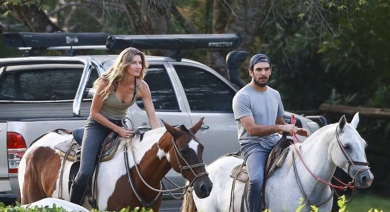 A modelo foi flagrada com o suposto affair em passeio a cavalo na Costa Rica