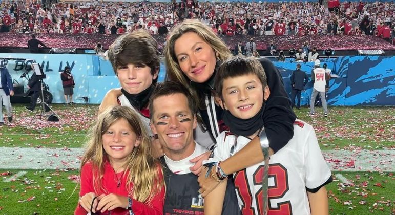 Na mesma publicação do vídeo da aposentadoria, Tom Brady postou uma foto com Gisele e os filhos