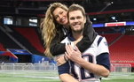 Divórcio de Tom Brady e Gisele BündchenO astro do futebol americano era casado com a modelo brasileira havia 13 anos, e eles anunciaram a separação em outubro deste ano. Os dois são pais de Vivian, de 9 anos, e Benjamin, de 12. Segundo informações da imprensa americana, o motivo do divórcio seria a retomada de Brady da carreira, após um mês do anúncio da aposentadoria