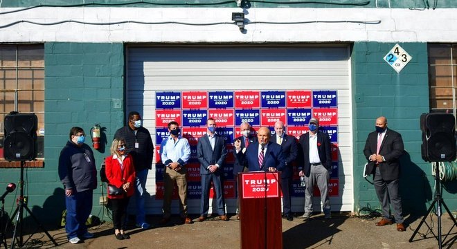  Giuliani fala a jornalistas na Filadélfia