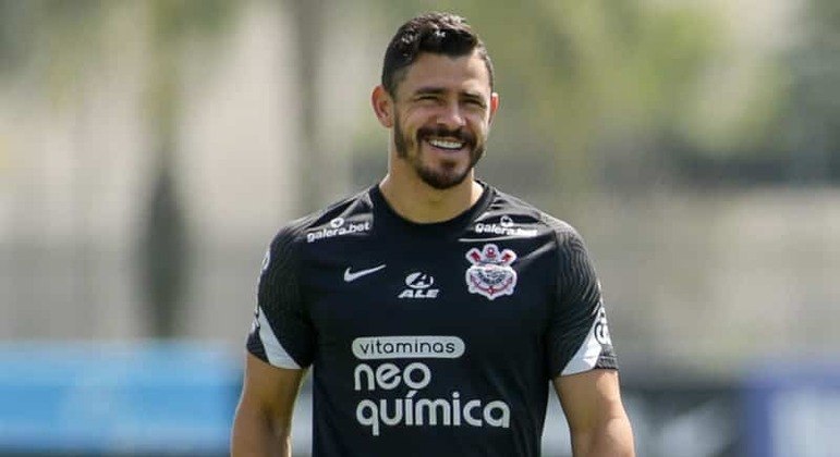 Meia Giuliano sorri em treino pelo Corinthians