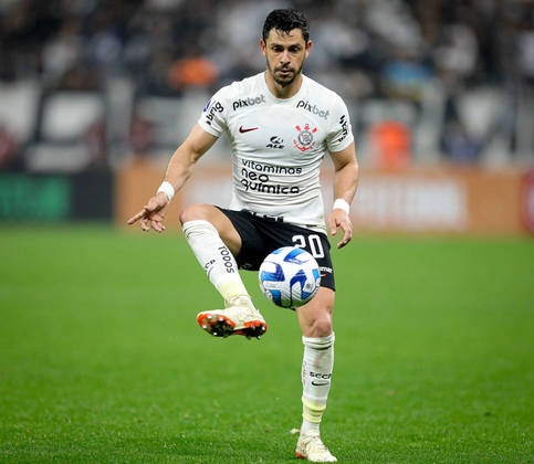 GiulianoTitular com Fernando L&aacute;zaro, Giuliano perdeu prest&iacute;gio ap&oacute;s a chegada de Luxemburgo e vem sendo utilizado na equipe alternativa. O treinador corintiano resolveu test&aacute;-lo como primeiro volante, mas as atua&ccedil;&otilde;es do camisa 20 na nova fun&ccedil;&atilde;o n&atilde;o v&ecirc;m convencendo