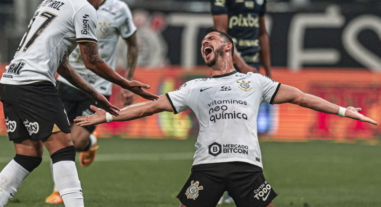 Versátil, onipresente, Giuliano fez sua melhor atuação pelo Corinthians. Marcou dois gols