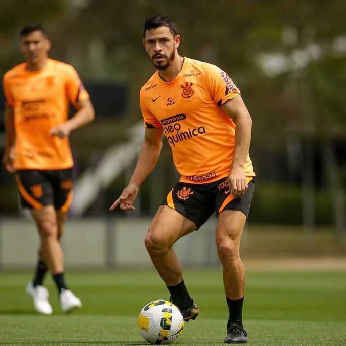 Meia Giuliano toca bola em treino no CT do Corinthians