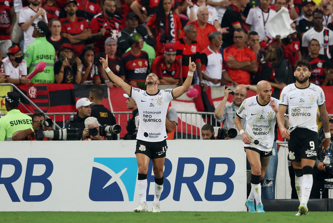 Tropeça no pé, diz VAR sobre lance polêmico em Flamengo x Santos