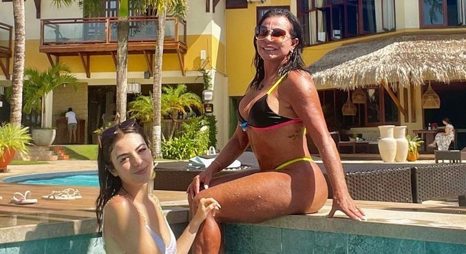 Gretchen e a filha Giullia Miranda, que está passando férias no Brasil