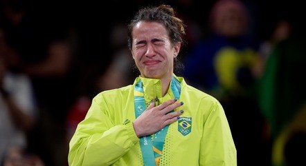 Giullia não conseguiu segurar o choro após conquistar o ouro
