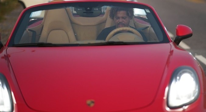 Givaldo Alves foi fotografado em um carro de luxo no Rio de Janeiro
