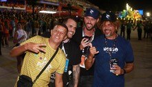 Ex-mendigo tira foto com fãs e famosos no camarote da Sapucaí 