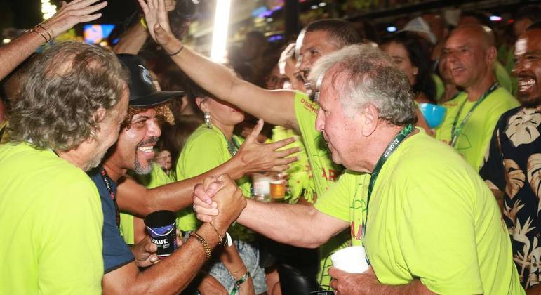 Givaldo Alves cumprimenta o ex-jogador Zico