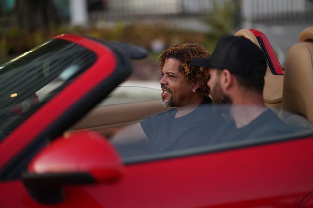 Givaldo Alves tem ostentado uma vida de luxo no Rio de Janeiro. O ex-mendigo andou de Porsche na Barra de Tijuca durante o feriado prolongado. 