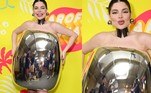 Seguindo uma atitude que já virou tradição, a aniversariante escolheu um look extravagante para abrir a última noite do evento. Gkay estava com um vestido de espelho. A peça pertence à coleção de verão 2023 da grife inglesa J.W. Anderson, a mesma da bolsa de pombo que a influenciadora comprou em setembro deste ano. Internautas fizeram várias comparações com base no visual. A mais repetida foi que Gkay estava parecendo 'o Chaves dentro do barril'
