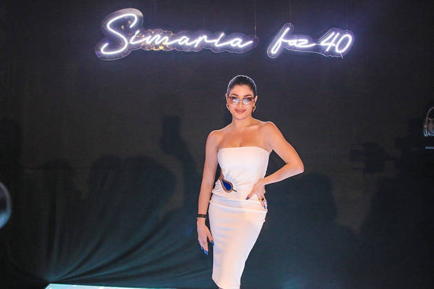 A influenciadora e humorista Gkay elegeu um vestido branco para a ocasião