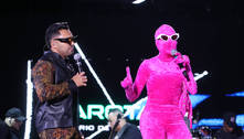 Ousada! Gkay invade palco do Garota VIP com macacão rosa cobrindo o rosto