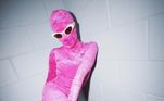 Gkay invadiu o palco do último festival Garota VIP vestida de rosa dos pés à cabeça. A humorista, que foi convidada para apresentar o show de Belo, apareceu novamente com o rosto completamente coberto pelo macacão cor de rosa