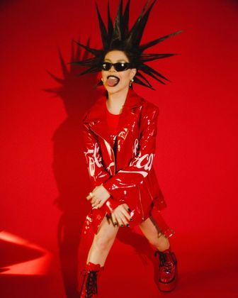 No sábado (3), Gkay compartilhou fotos da roupa vermelha, com cabelo espetado e batom preto, relembrando um estilo punk rock. 