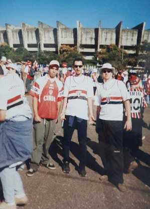 Glennilson, no meio, acompanhado de dois amigos na final da Copa do Brasil de 2000 no Mineirão