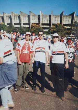 Glennilson, no meio, acompanhado de dois amigos na final da Copa do Brasil de 2000 no Mineirão