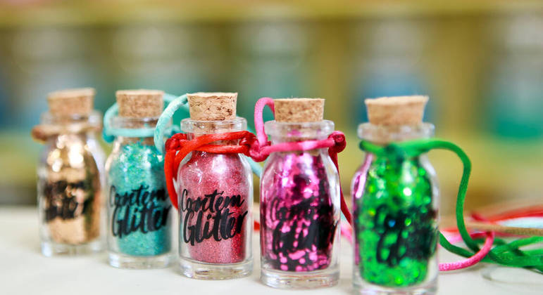 Colar de glitter é acessório fofo e garante brilho a festa toda