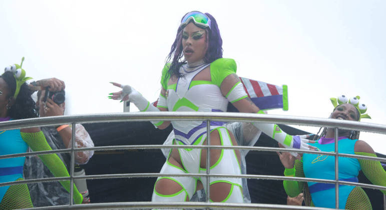 Gloria Groove usa fantasia de Buzz Lightyear no Carnaval de 2023