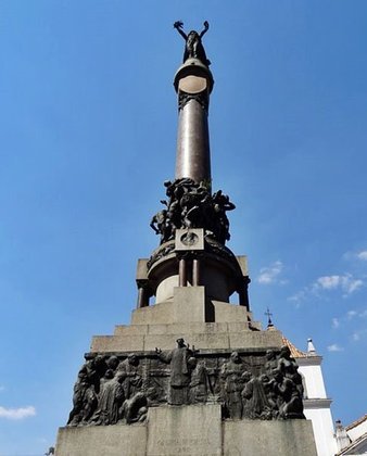 Glória Imortal dos Fundadores de São Paulo - O monumento criado por Amedeo Zani foi inaugurado em 1925, no Pátio do Colégio, área onde começou a ocupação de São Paulo pelos jesuítas, no centro do município.