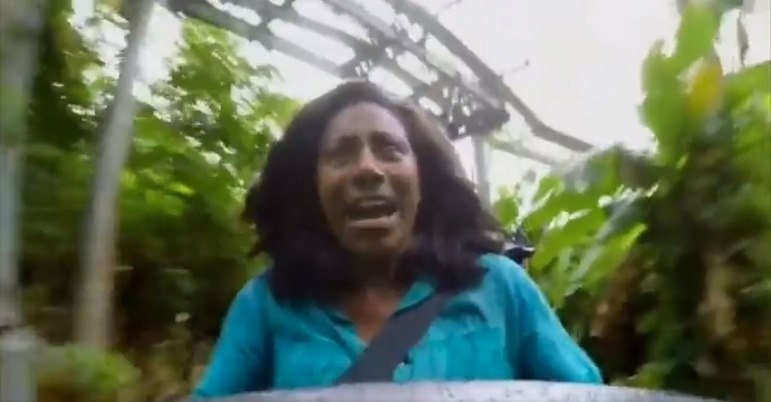 Durante uma reportagem na Jamaica, em 2016, a jornalista andou em uma espécie de montanha-russa. O brinquedo ficava dentro de um parque em meio a uma floresta, 700 metros acima do mar. As reações de Gloria viralizaram entre os internautas 