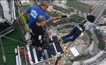 Em 2017, Gloria Maria pulou de bungee jump em Macau, na China, considerado o maior do mundo. A apresentadora pulou de uma altura de 233 metros, o equivalente a um prédio de 78 andaresFabíola Reipert: Gloria Maria escondia a idade e se divertia com isso