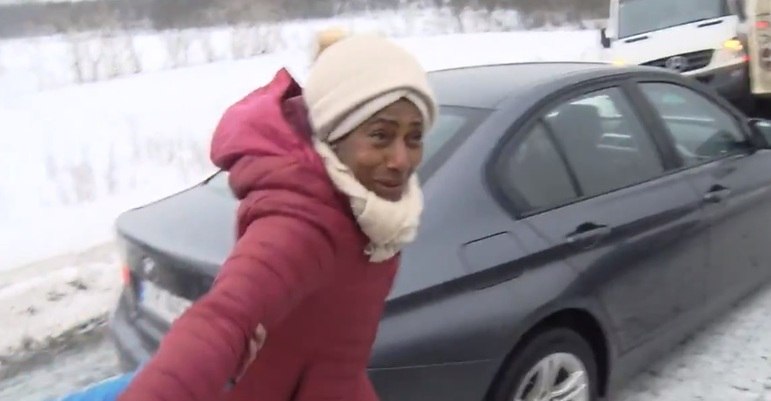 Também na Noruega, Gloria sofreu ao enfrentar uma ventania na estrada e quase foi arrastada, precisando se segurar no repórter cinematográfico