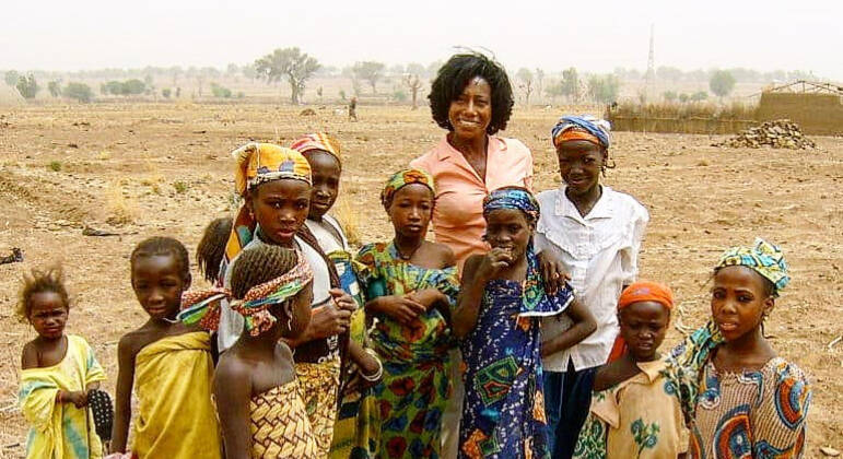 Gloria Maria em reportagem na Nigéria na década de 90