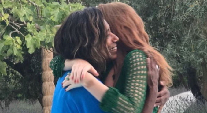 Em nova foto divulgada na web, Marina apareceu abraçando Gloria Maria

