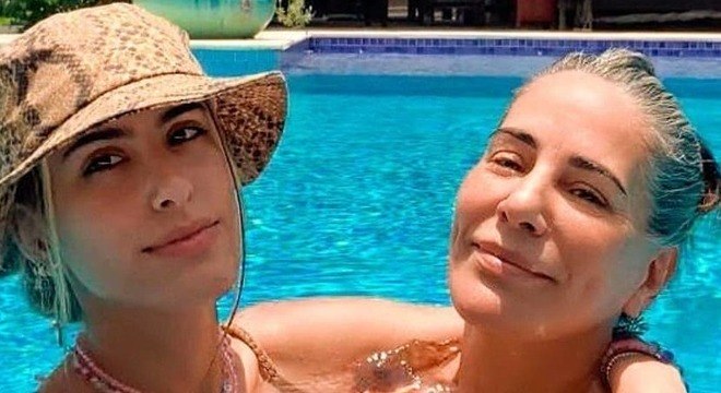 Em foto ao lado da filha Antônia, Gloria assumiu os fios grisalhos 