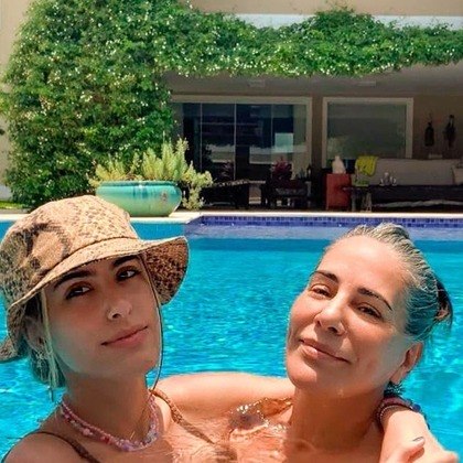 Outra que apareceu toda poderosa foi a Gloria Pires. O clique mostra a atriz com cabelos grisalhos e curtindo um banho de sol ao lado da filha 