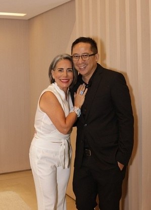 Glória Pires e Hsu Chien, diretor de "Desapega"
