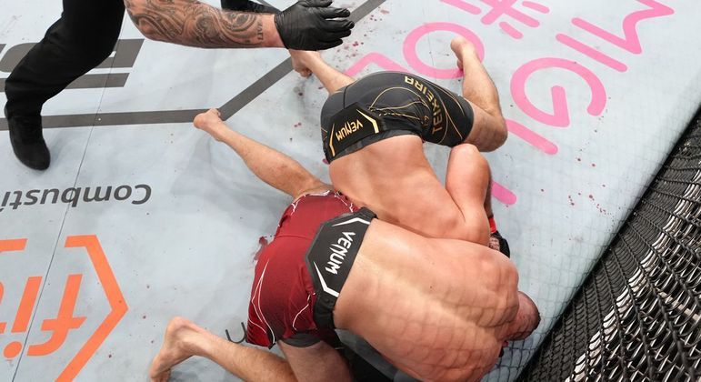 Glover Teixeira ha caído en la trampa más inesperada.  Un estrangulador desnudo trasero de Prochazka