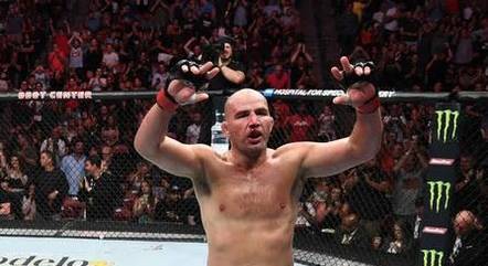 Glover recibió una ovación de pie al final de la pelea en Singapur.