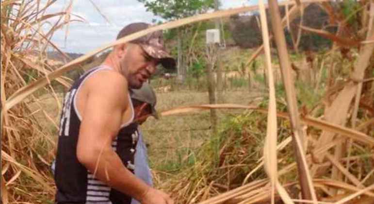 Glover Teixeira relembrando seus tempos de cortador de cana, em Sobrália, Minas Gerais