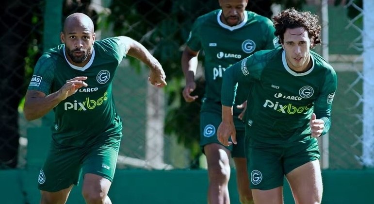Jogadores do Goiás correm durante treino